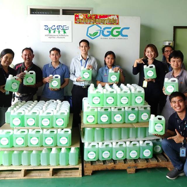 พนักงานจิตอาสาร่วมกิจกรรม CSR CSR ติดฉลากผลิตภัณฑ์สบู่เหลวล้างมือ